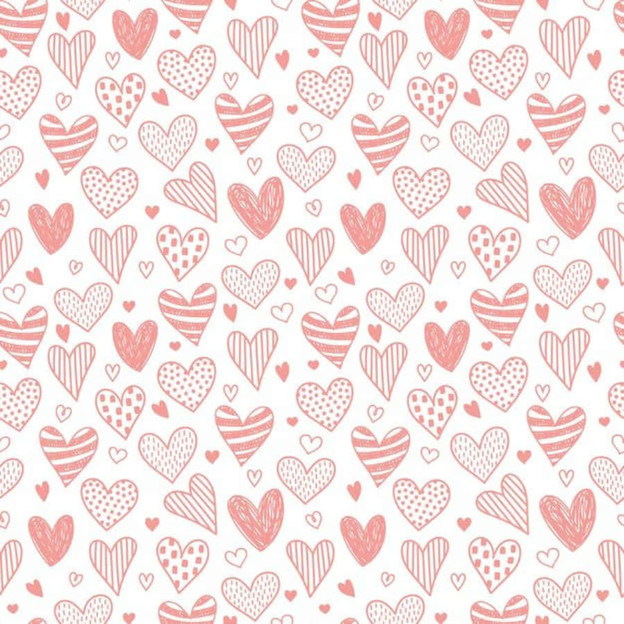 Heart Doodle 桌布 壁紙 — 白色背景上重複出現的手繪粉紅色心形圖案，具有多種紋理。