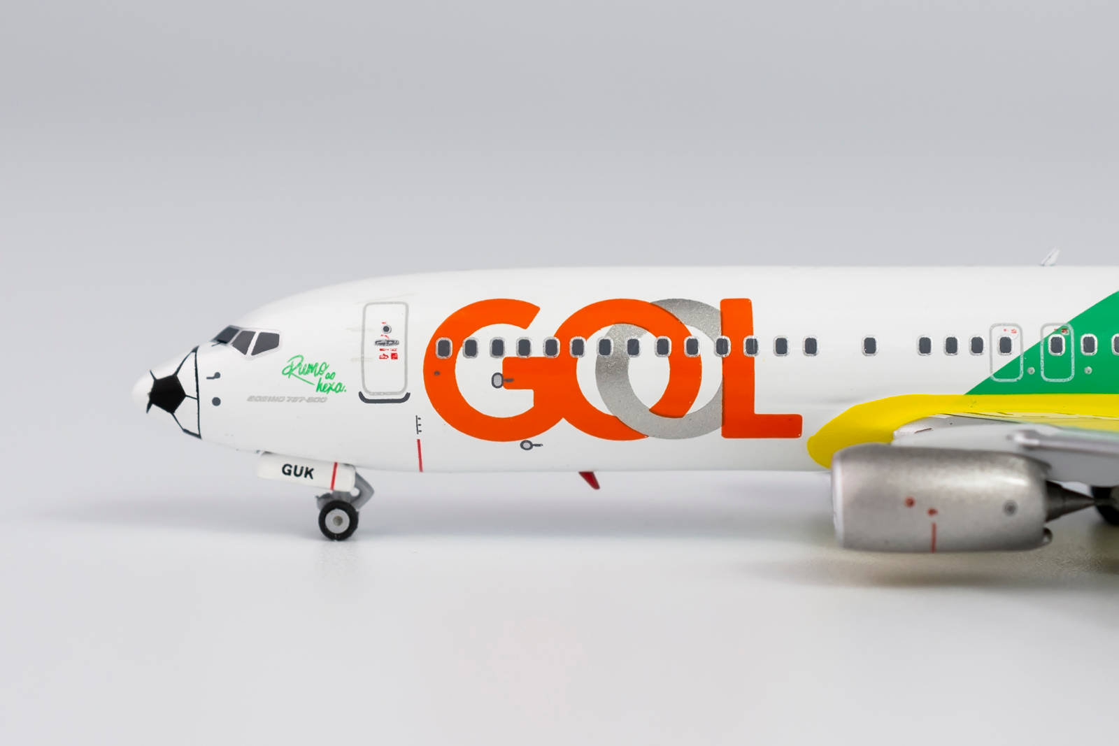 白色背景下的哥倫比亞航空飛機 壁紙 — GOL航空公司波音737的詳細模型，帶有橙色、綠色和黃色塗裝，置於純白色背景上。