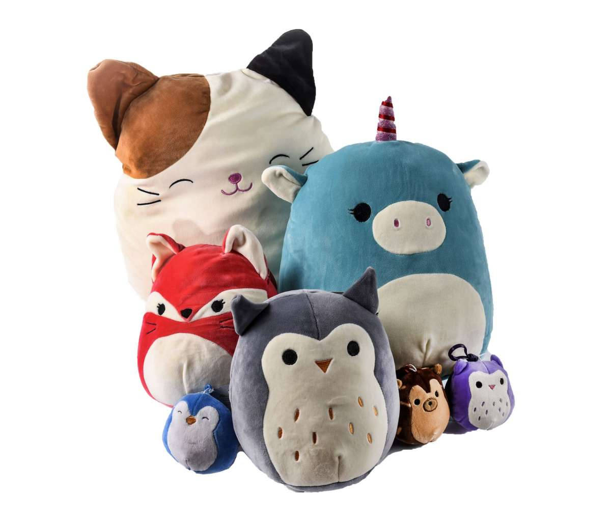 白色背景的 Squishmallows 毛絨玩具 壁紙 — 一個舒適的彩色毛絨玩具簇，包括貓、狐狸、貓頭鷹和獨角獸角色，背景為乾淨的白色。