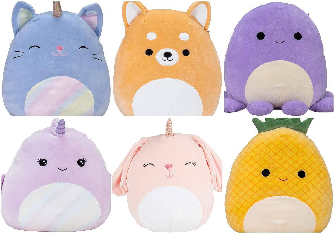 白色背景的 Squishmallows 角色毛絨玩具 壁紙 — 六個色彩繽紛的毛絨Squishmallows，包括貓、狗、章魚、獨角獸、兔子和菠蘿角色，採用柔和粉彩調。