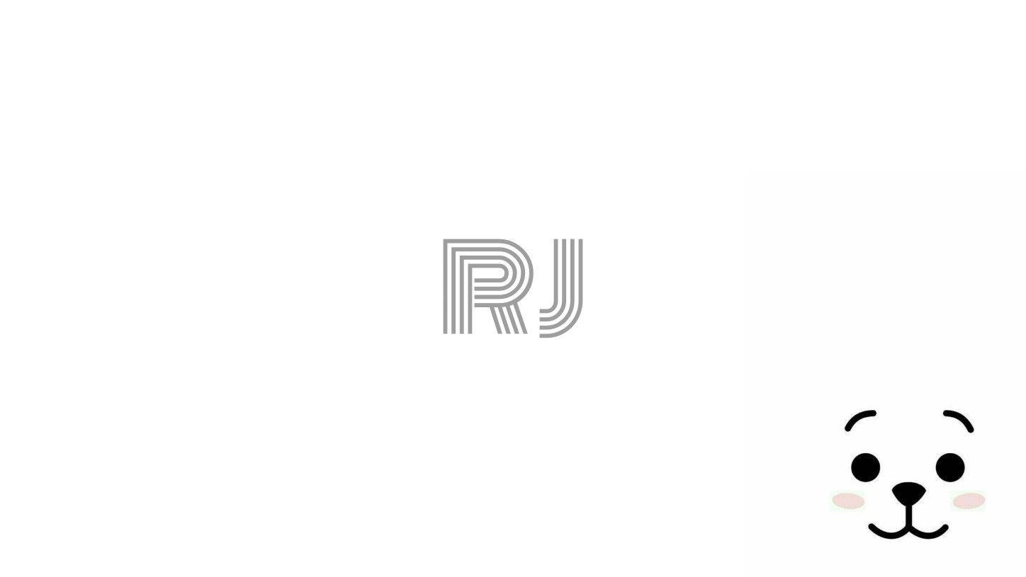 白色背景的極簡RJ BT21 壁紙 — 簡約白色背景，灰色條紋RJ標誌，右下角有可愛卡通熊臉。