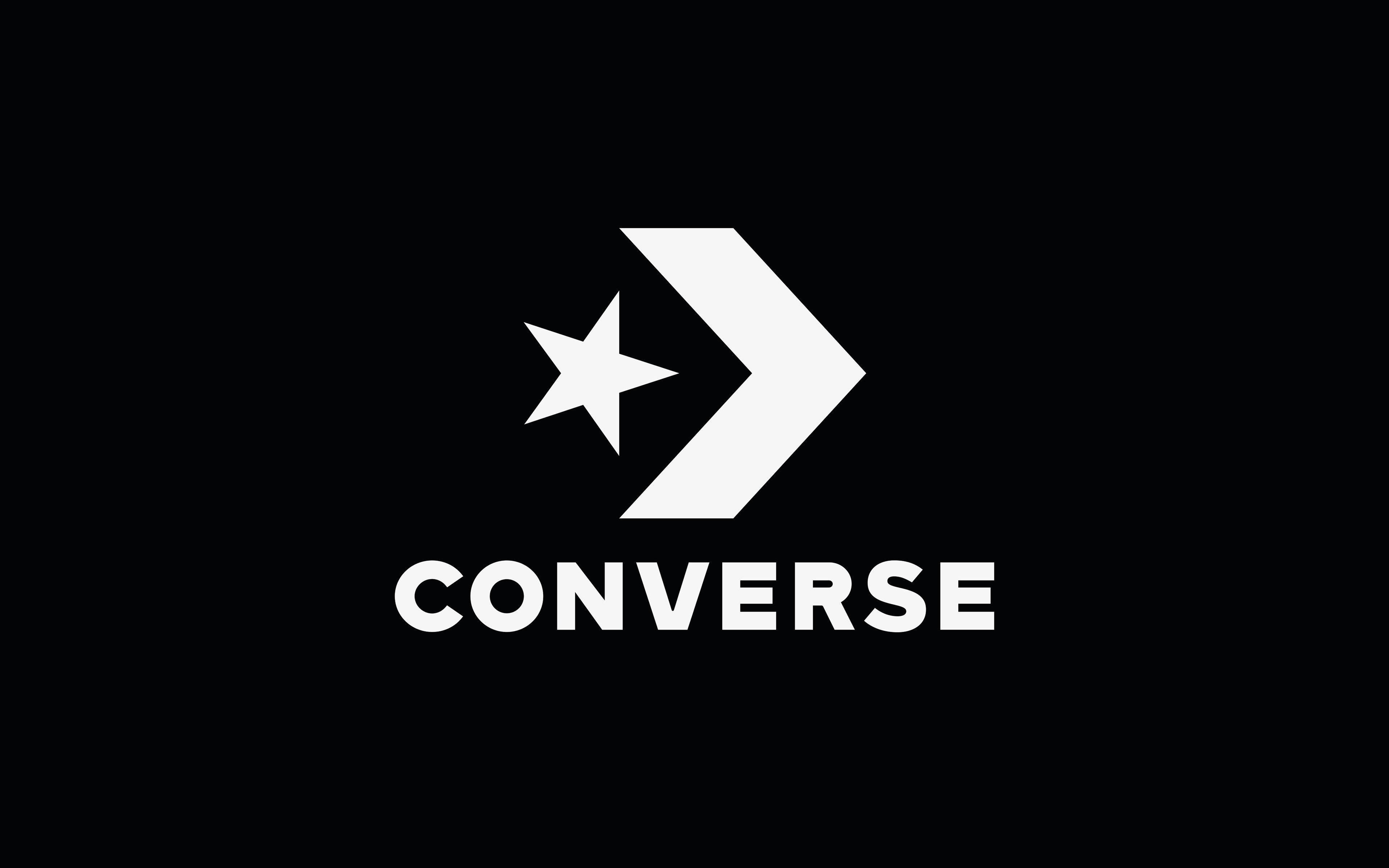 白色背景經典 Converse 標誌 壁紙 — 純黑色背景上帶有星星和箭頭的鮮明白色 Converse 標誌。