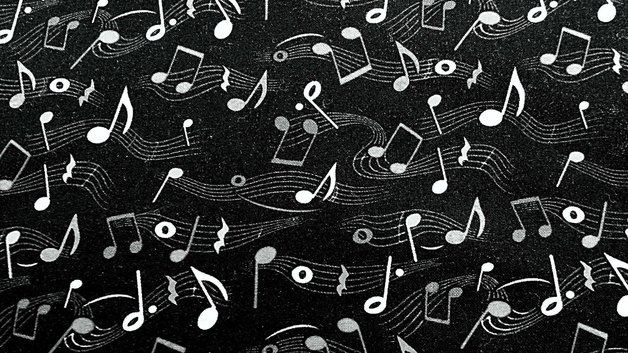 白色舞動音樂符號背景 壁紙 — 白色音符和五線譜在紋理黑色背景上動態漂浮。
