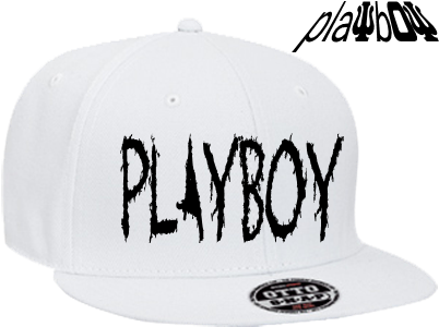 白色花花公子標誌棒球帽 壁紙 — 白色棒球帽，帶有粗體黑色仿舊 PLAYBOY 字樣，帽沿上有一個小圓形標誌。