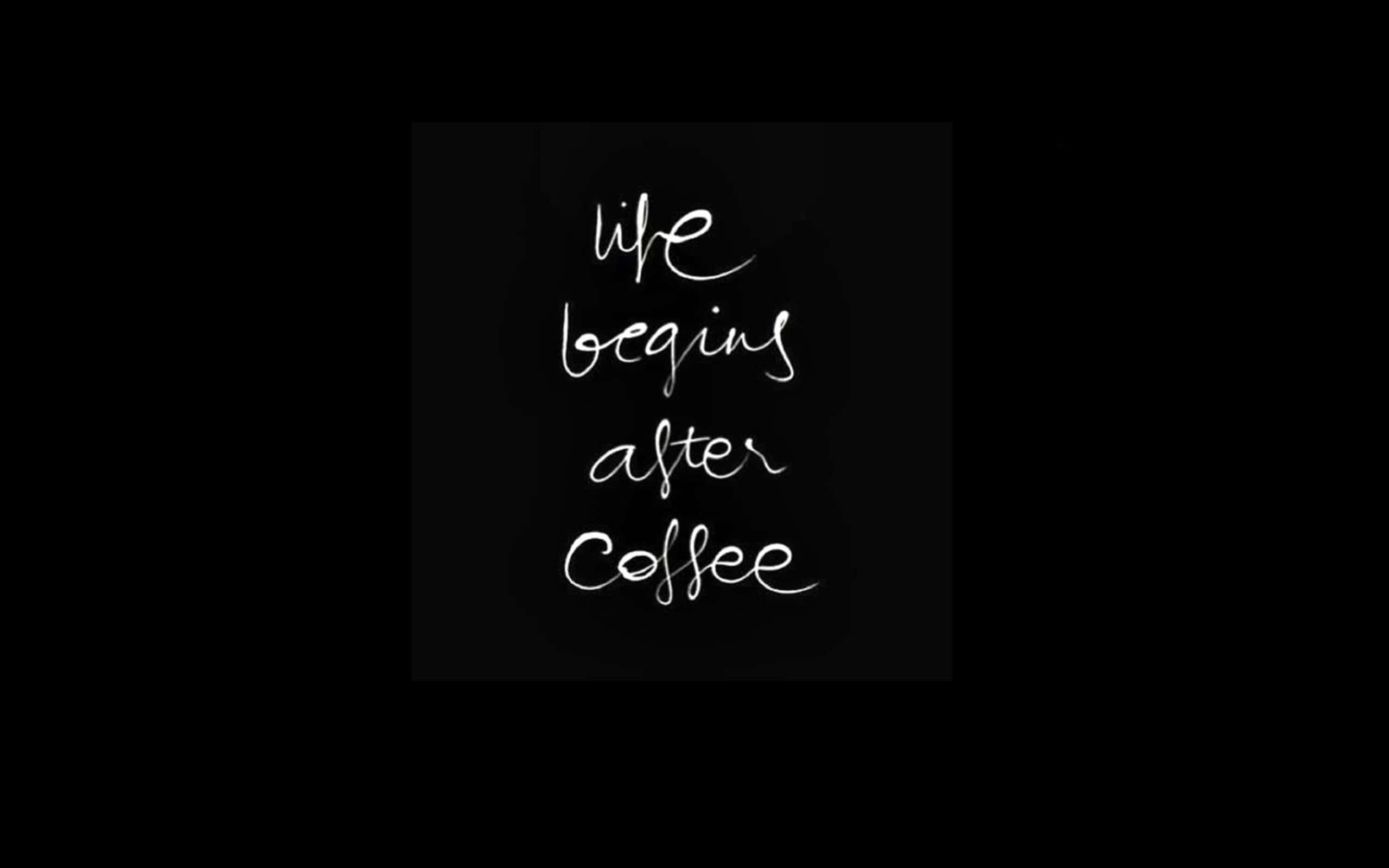 Black Coffee 桌布 壁紙 — 白色草書文字在純黑色背景上顯示「人生從咖啡後開始」。