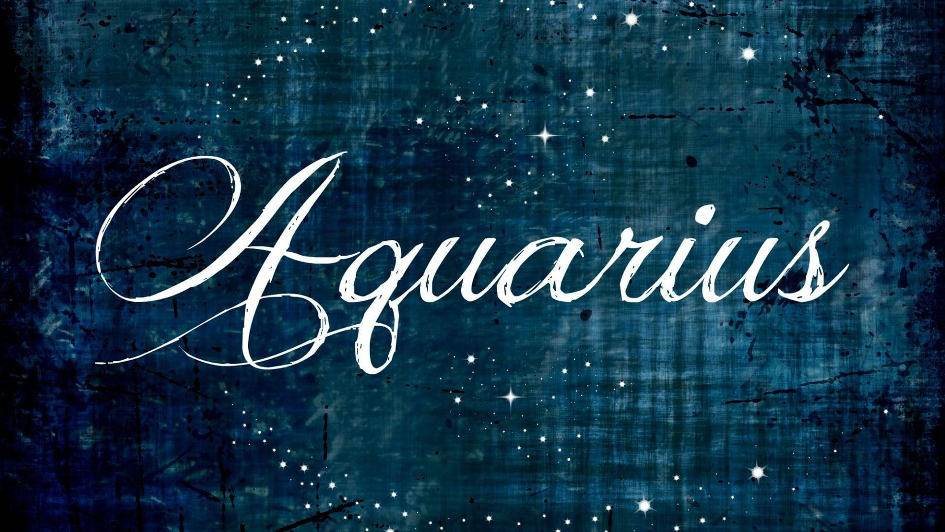 星空背景，帶有白色草書「Aquarius」字樣。