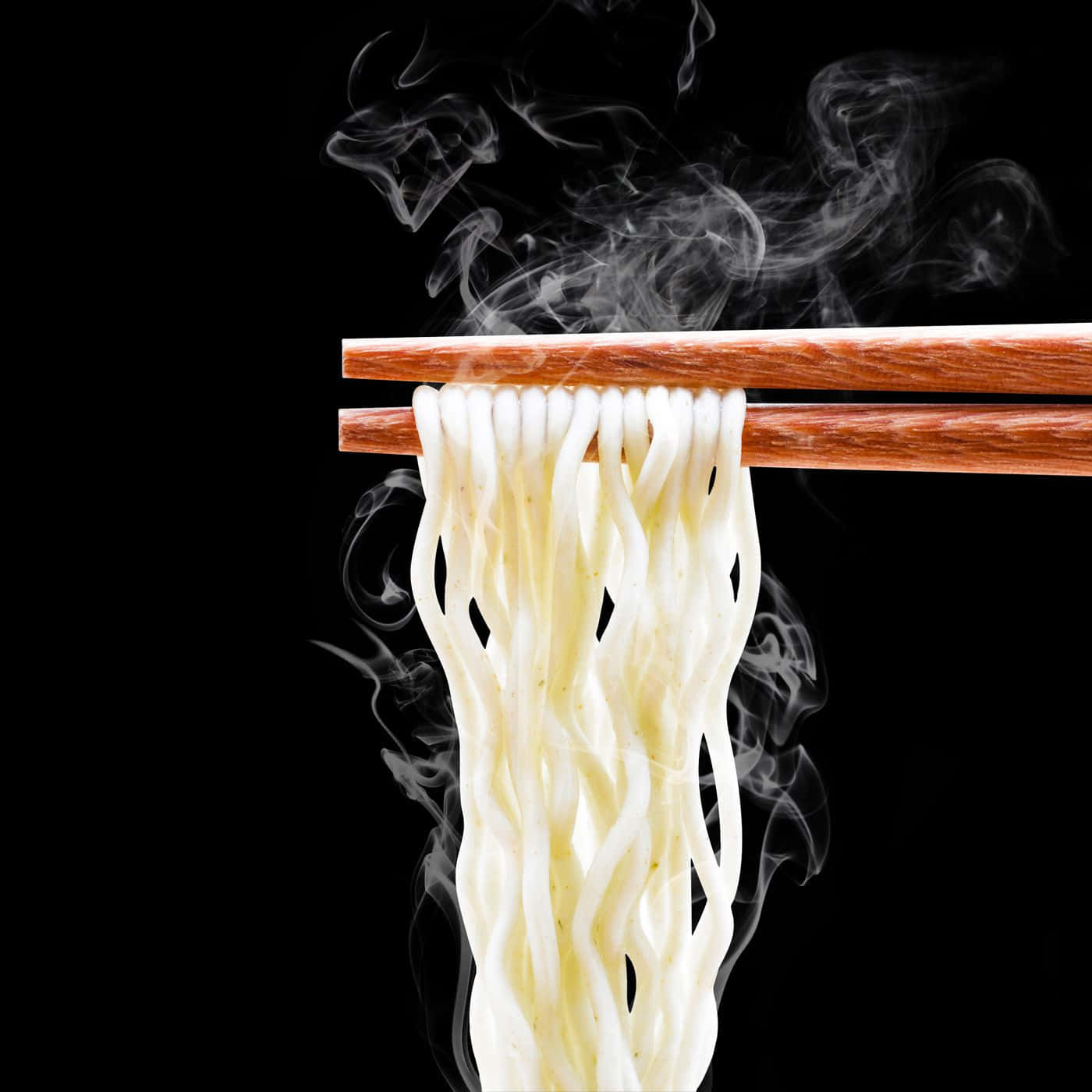 Noodles 桌布 壁紙 — 白色蒸麵被木筷子夾起，在純黑背景上，縷縷蒸氣升騰。