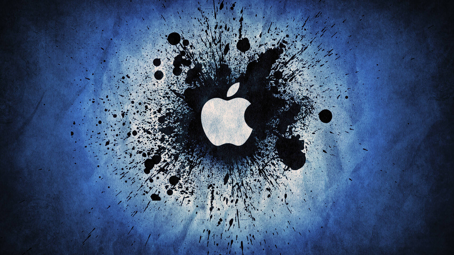 白色蘋果標誌高清電腦壁紙 壁紙 — 一個白色Apple標誌從黑色墨水飛濺中爆發，背景為紋理藍色。