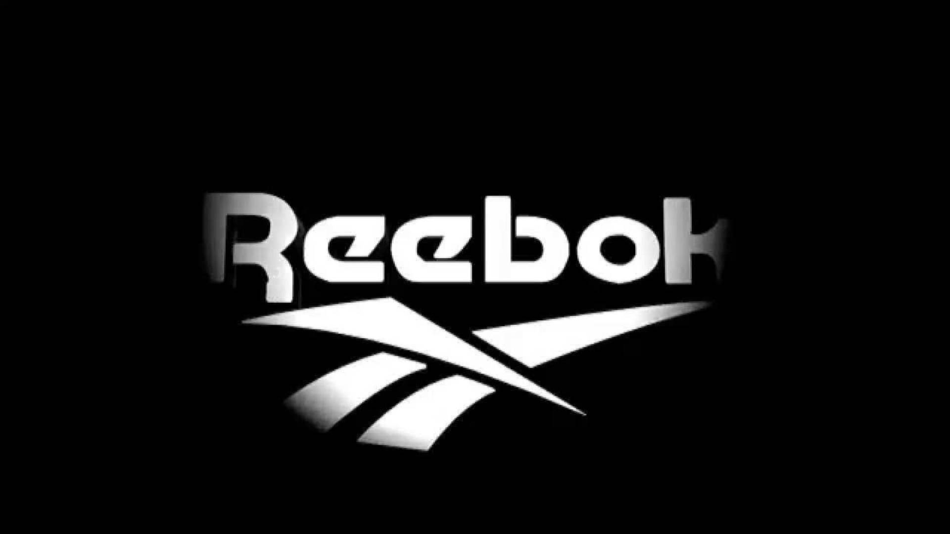 白色 Reebok 標誌在黑色背景上帶有漸變照明。