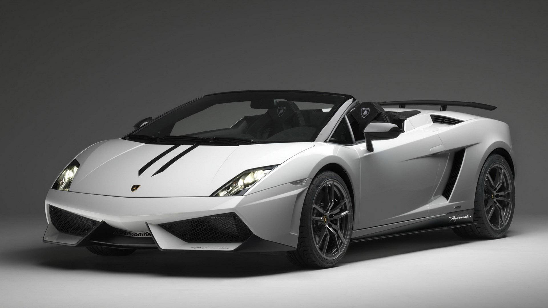 銀色林寶堅尼Gallardo Spyder開篷跑車，帶有黑色飾邊和賽車條紋，在工作室中。
