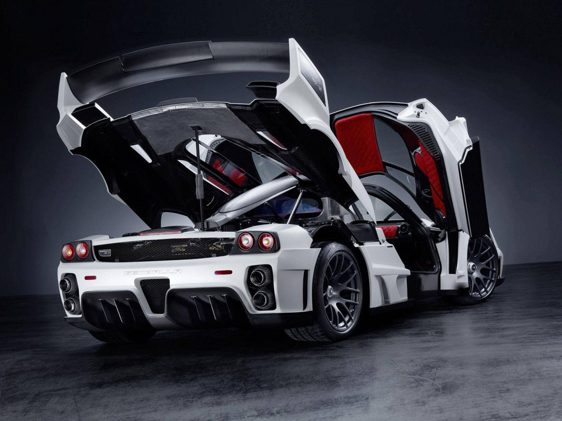 Sports Car 桌布 壁紙 — 白色超級跑車的鷗翼門打開，露出紅色內飾，背景為深色工作室。