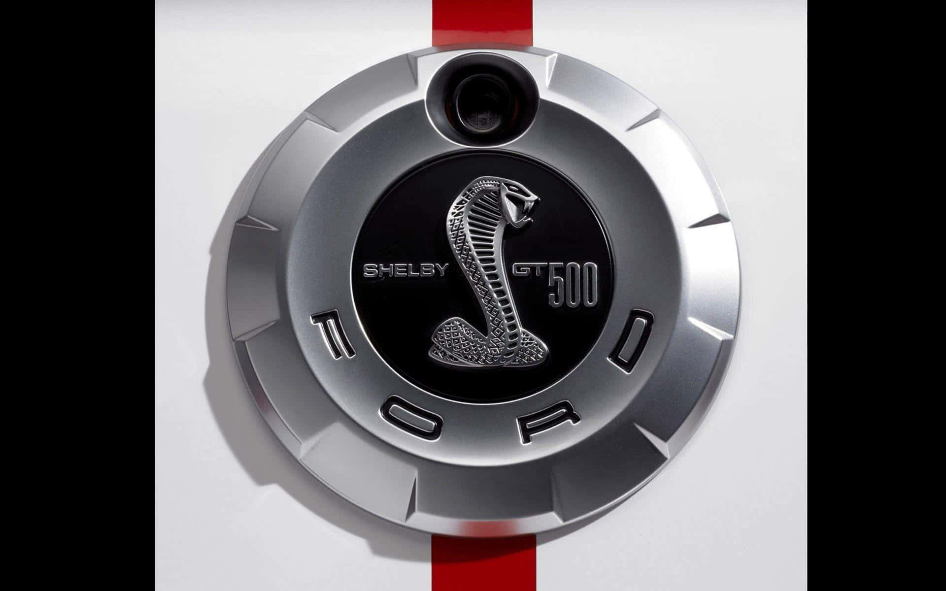 Ford Logo 桌布 壁紙 — 白色車上銀色Shelby GT500引擎蓋徽章特寫，帶有凸起的眼鏡蛇標誌和紅色賽車條紋。