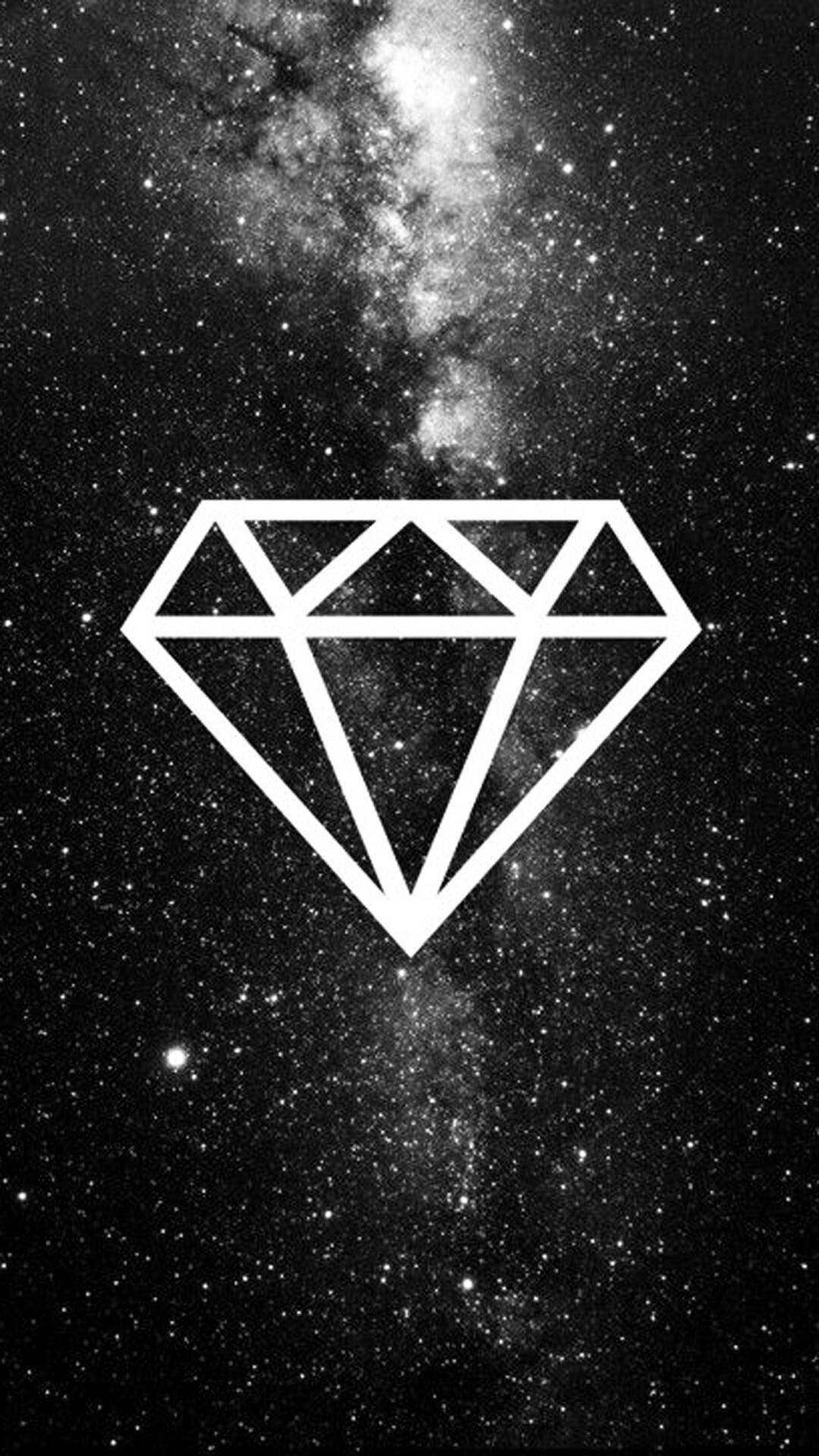 一個白色輪廓鑽石位於充滿星星的銀河中心。