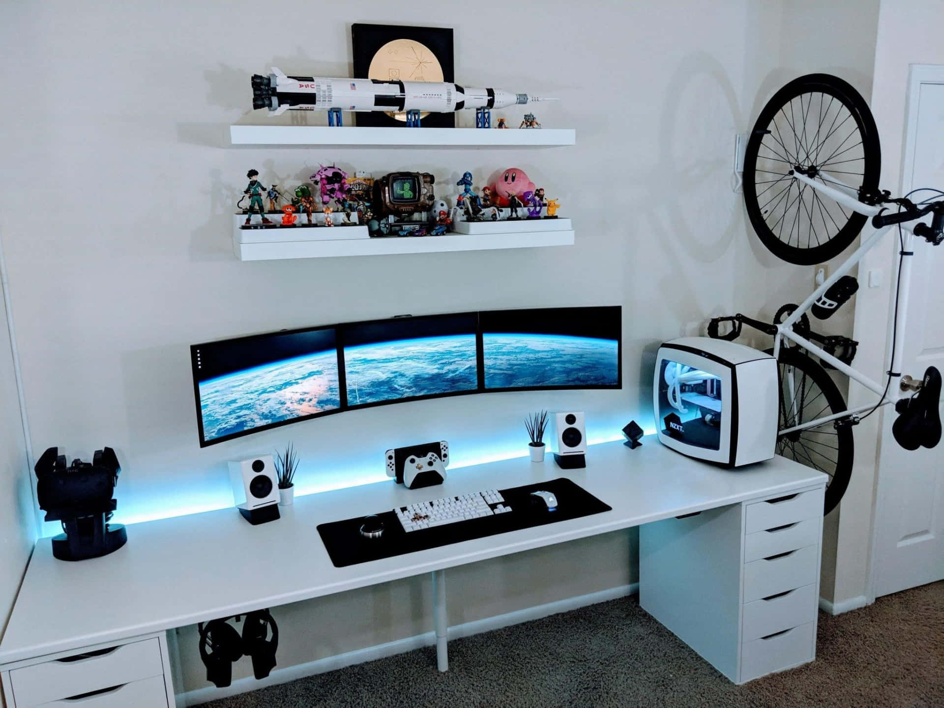 白色電競桌，配備曲面顯示器顯示地球，藍色LED照明層架上有玩具和掛著的單車。