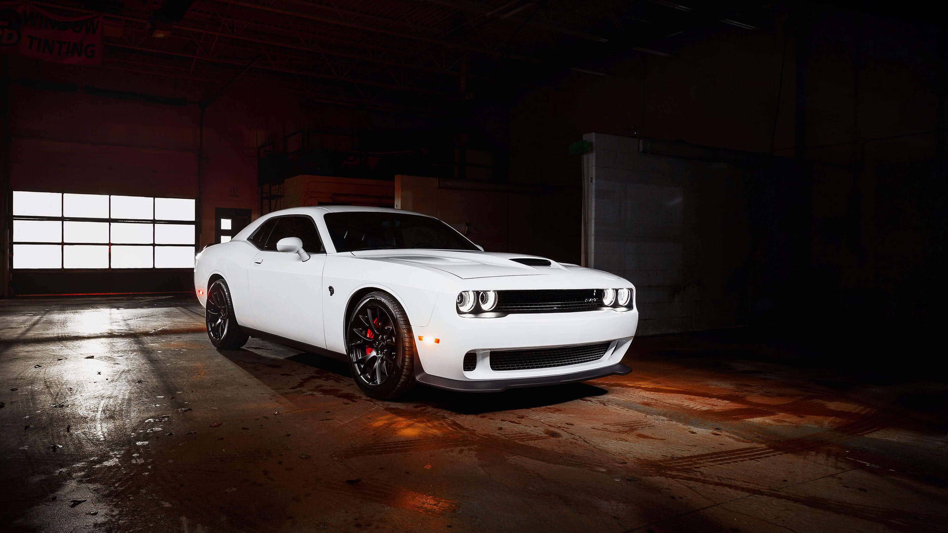 白色道奇挑戰者跑車在昏暗的工業倉庫中，帶有聚光燈效果。 — Dodge challenger GIF 壁紙