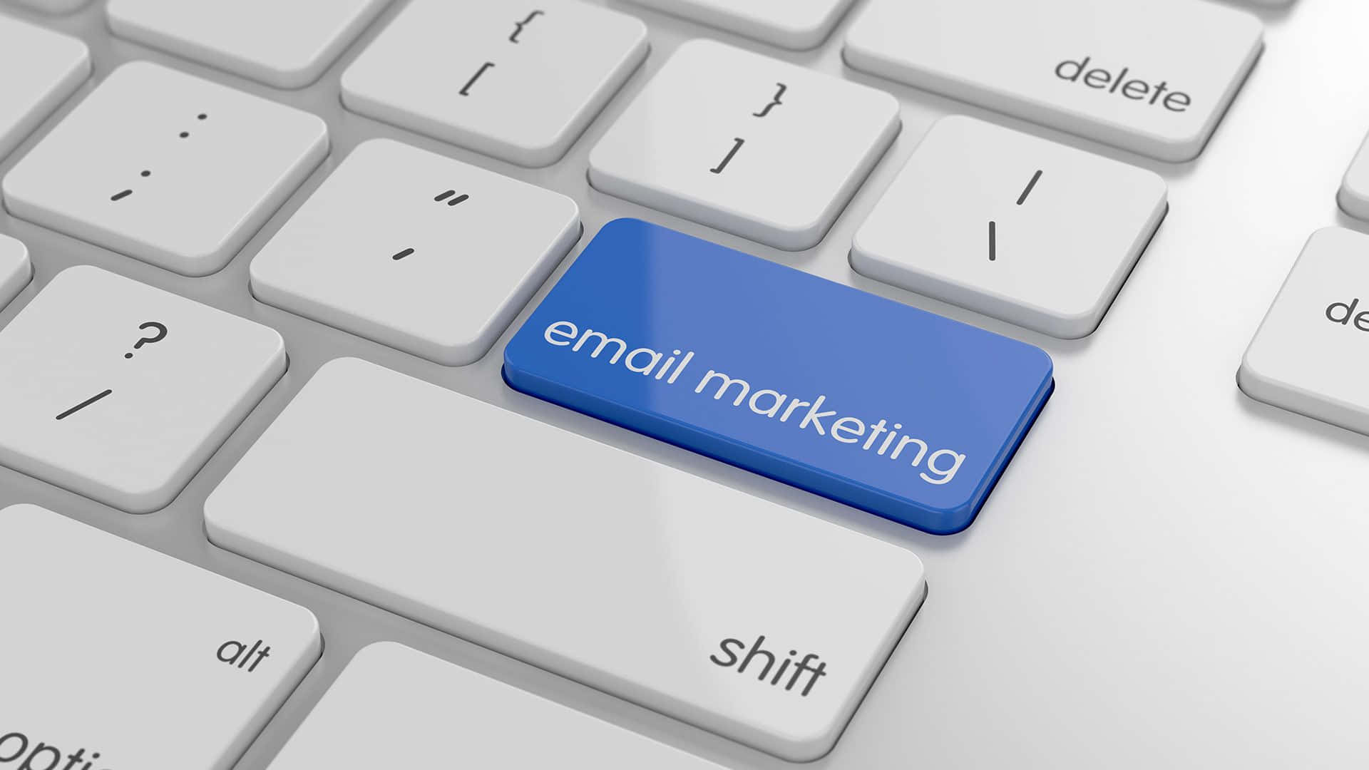 Email 桌布 壁紙 — 白色鍵盤的特寫，有一個突出的藍色按鍵標示為電郵營銷。
