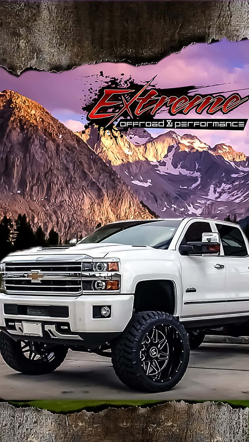 白色雪佛蘭Silverado 2500HD皮卡 壁紙 — 一架白色升高雪佛蘭貨車配黑色輪胎，在紫色日落天空下矗立於積雪山脈前。