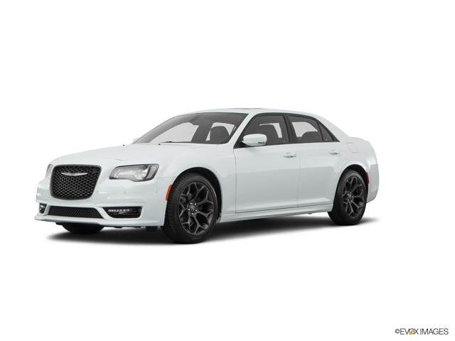 白色雪佛蘭轎車側面圖 壁紙 — 一輛純白色的 Chrysler 300 轎車，配備黑色合金輪圈和鍍鉻飾件，在攝影棚燈光下展示。