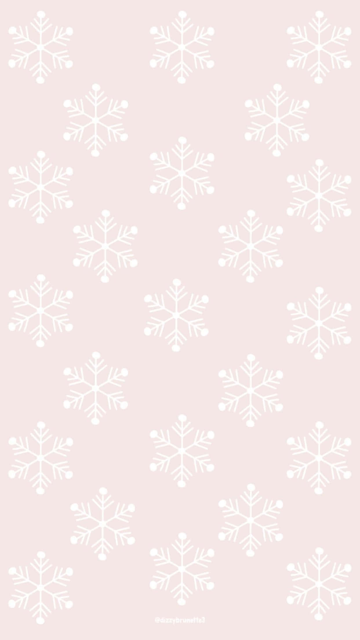 Cute Winter Aesthetic 桌布 壁紙 — 白色雪花在柔和的粉紅色背景上輕輕飄浮，形成重複圖案。