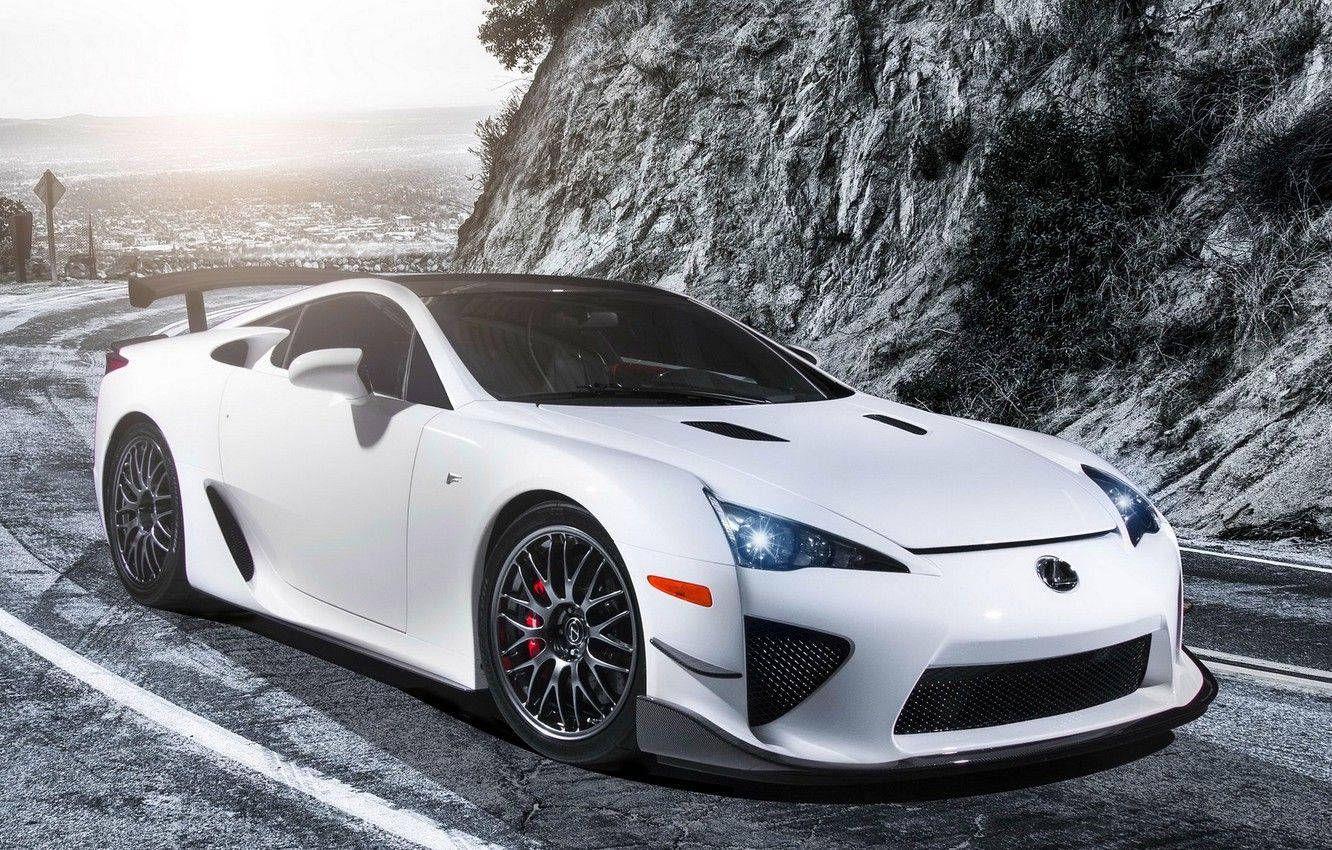 白色Lexus LFA跑車停泊在日落時分的山路上。