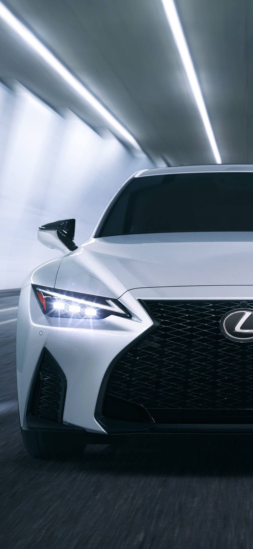白色Lexus汽車在夜間隧道中疾馳，伴有發光的燈光。