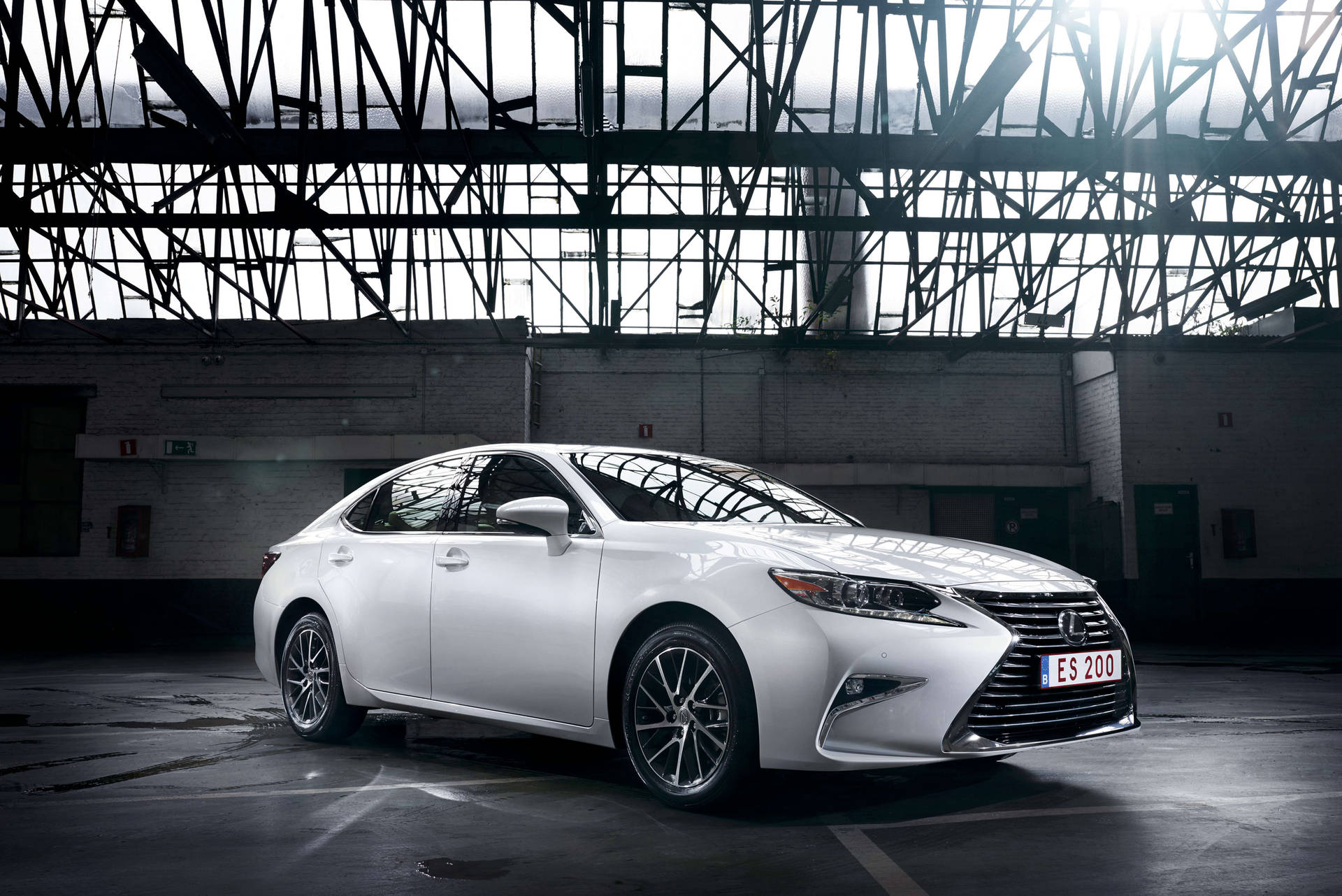 白色Lexus ES 200房車停放在有鋼樑的倉庫中。