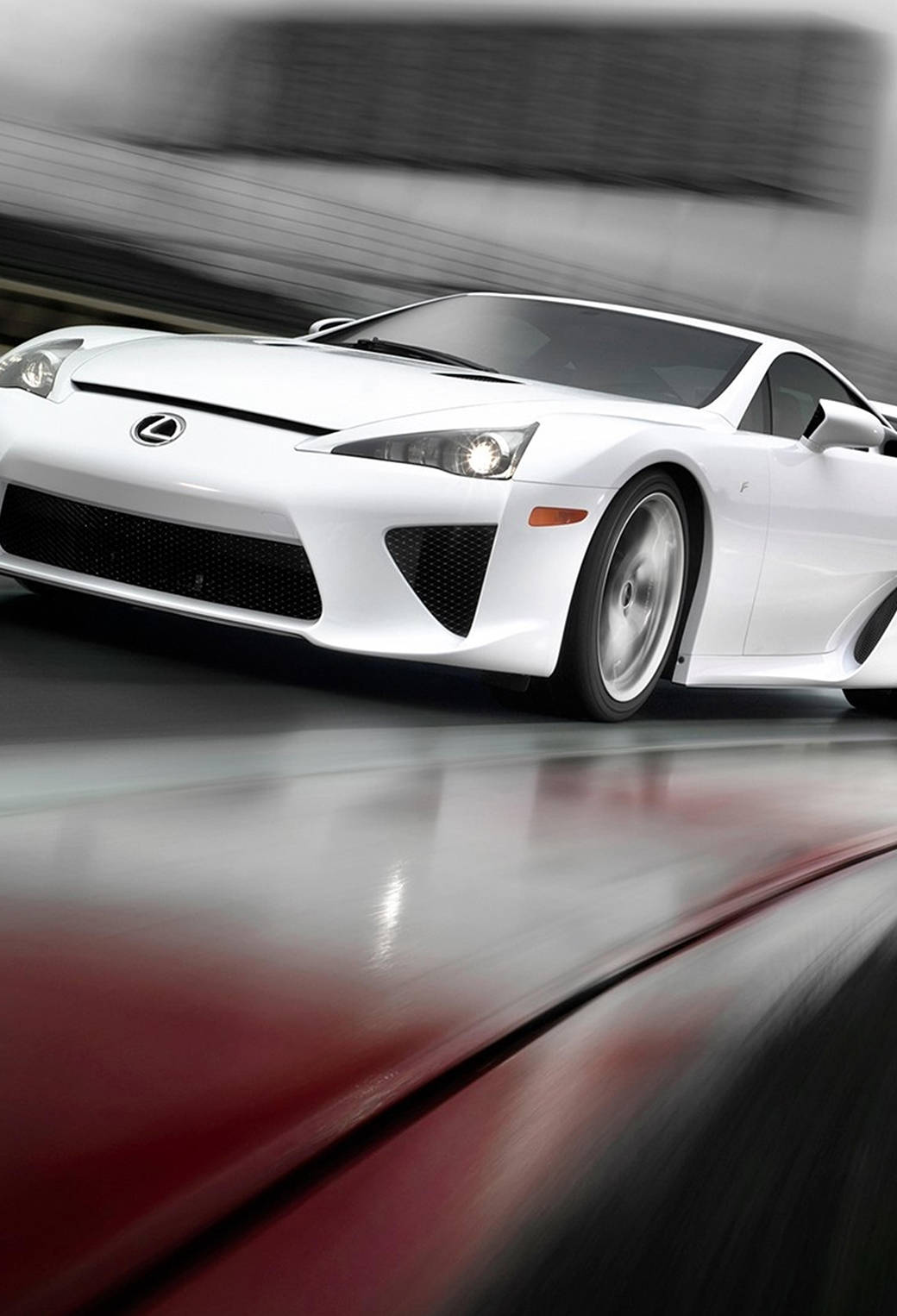 白色Lexus跑車在賽道上帶着動態模糊疾馳。