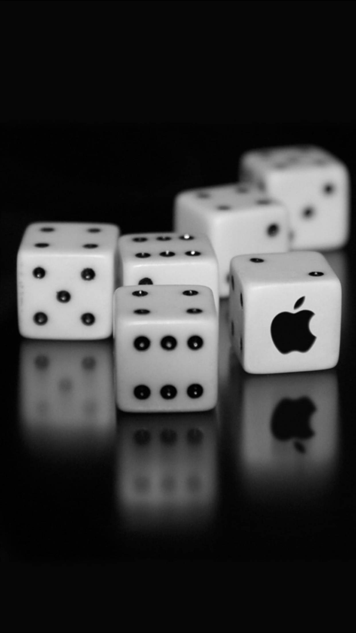 Dice 桌布 壁紙 — 白色骰子上有Apple標誌，其中一粒骰子放在反光的黑色表面上，單色特寫。