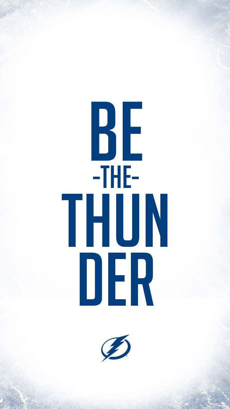 在有紋理的白色背景上，坦帕灣閃電隊標誌與勵志文字「Be the Thunder」。