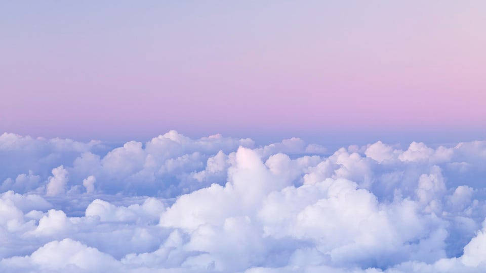 白藍雲朵桌面 壁紙 — 柔軟的棉絮狀雲朵在黃昏時分飄浮於粉彩粉紅和薰衣草色的天空下。