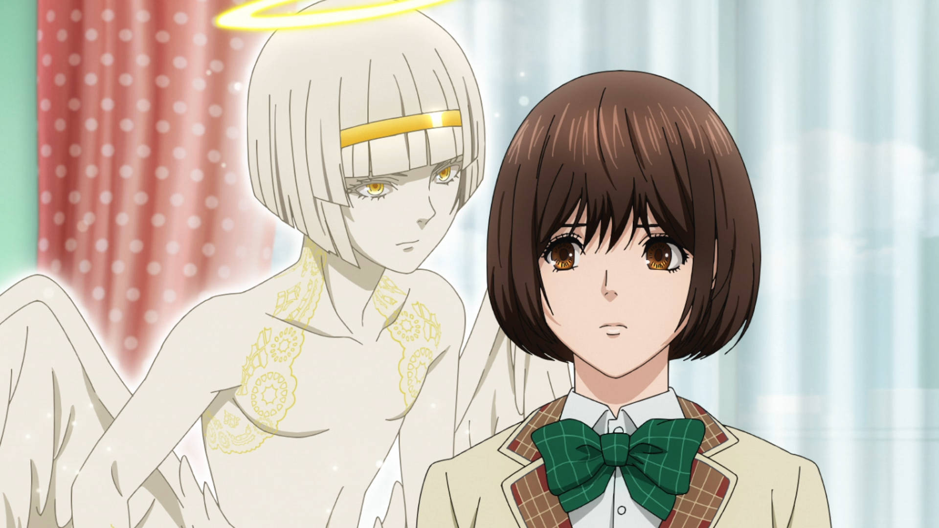 穿著校服的動漫女孩站在有光環和翅膀的天使般人物旁邊。