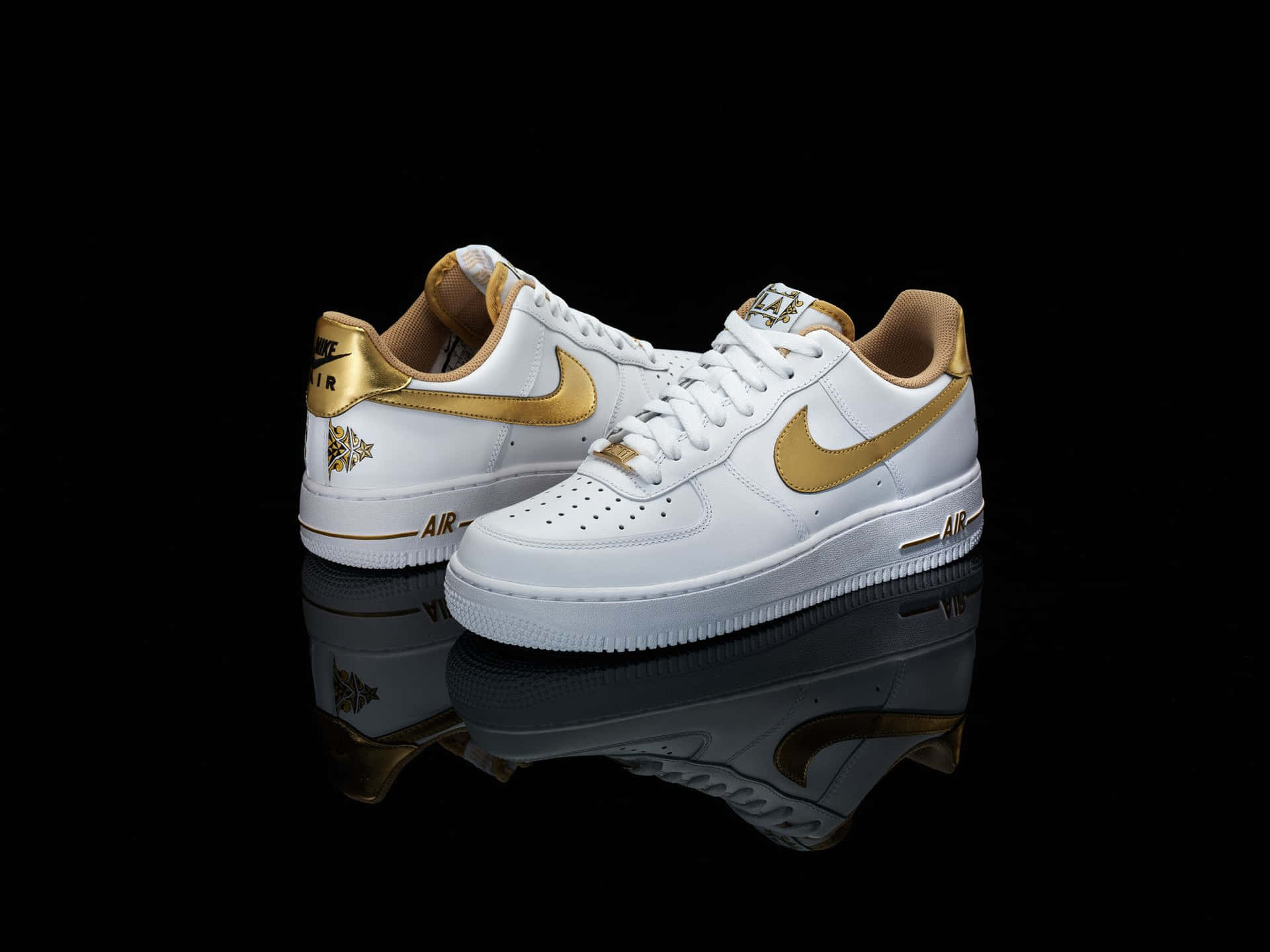 白色Nike Air Force 1運動鞋，帶金色細節，反光黑色表面。
