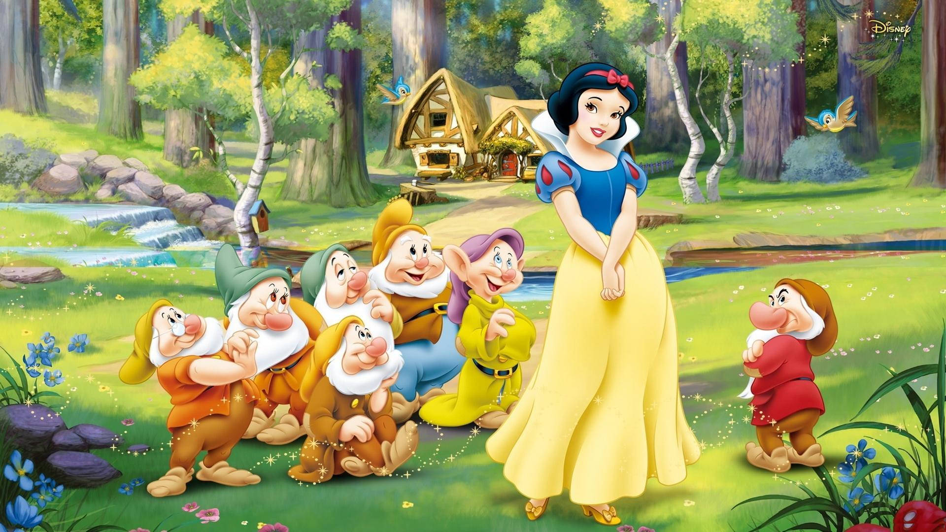 Snow White 桌布 壁紙 — 白雪公主優雅地站在陽光明媚的森林空地上，被她的七個微笑的小矮人圍繞，附近有小溪和村舍。