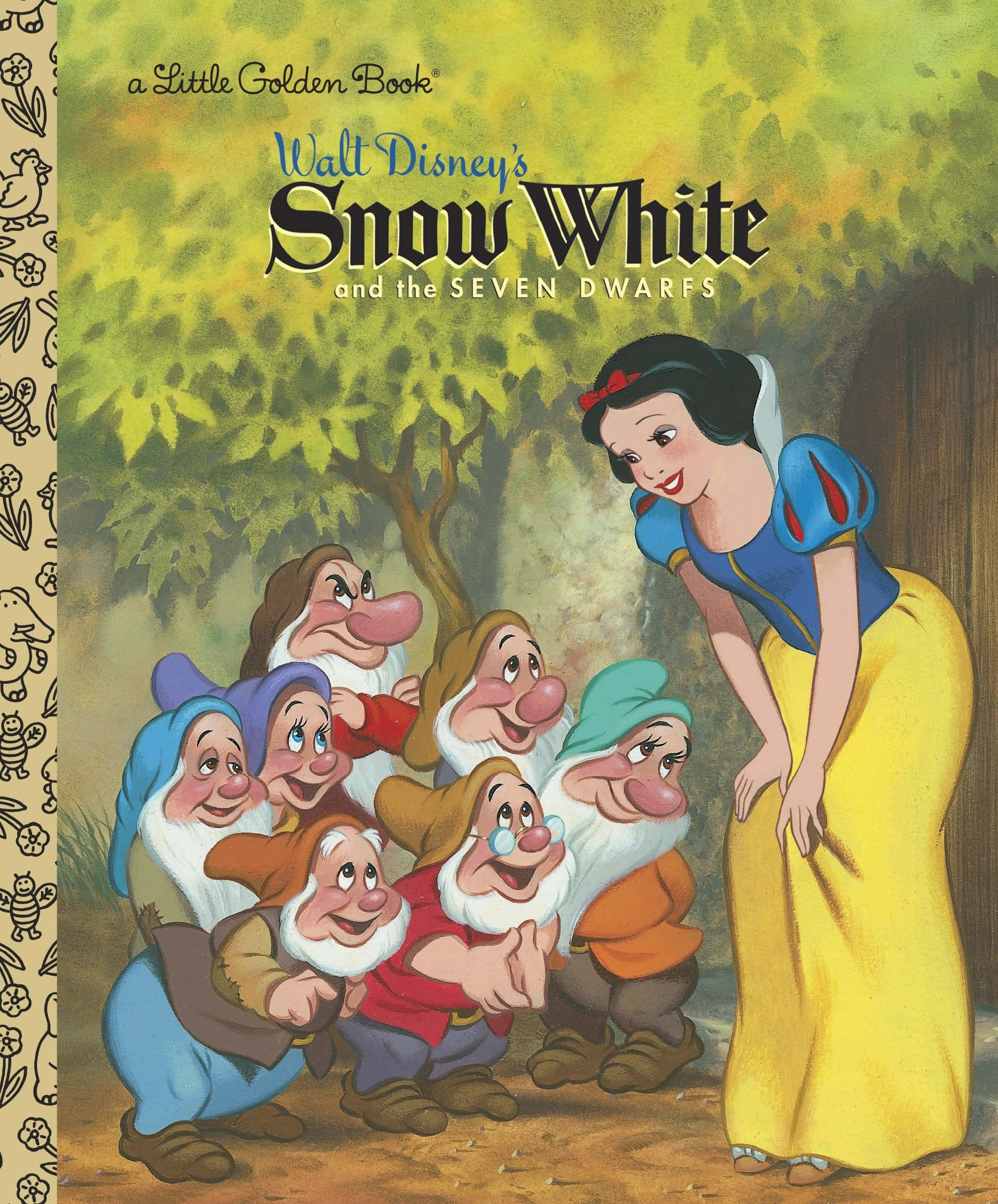白雪公主置身於詭異森林 壁紙 — 白雪公主身穿藍黃色裙子，在陽光明媚的林間空地上，七個小矮人圍繞著她，她溫暖地微笑。