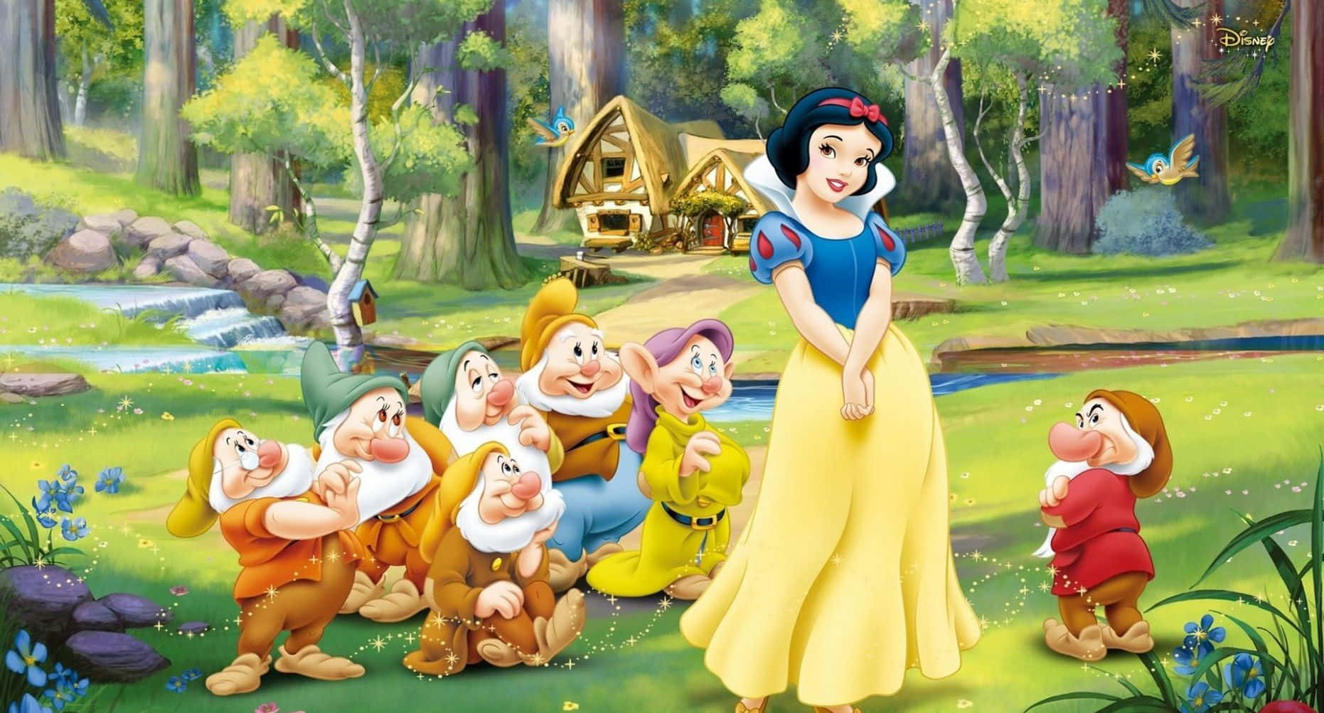 Cool Disney 桌布 壁紙 — 白雪公主身穿藍色連衣裙，在陽光明媚的森林中，站在小溪和木屋旁，與七個小矮人一起微笑。