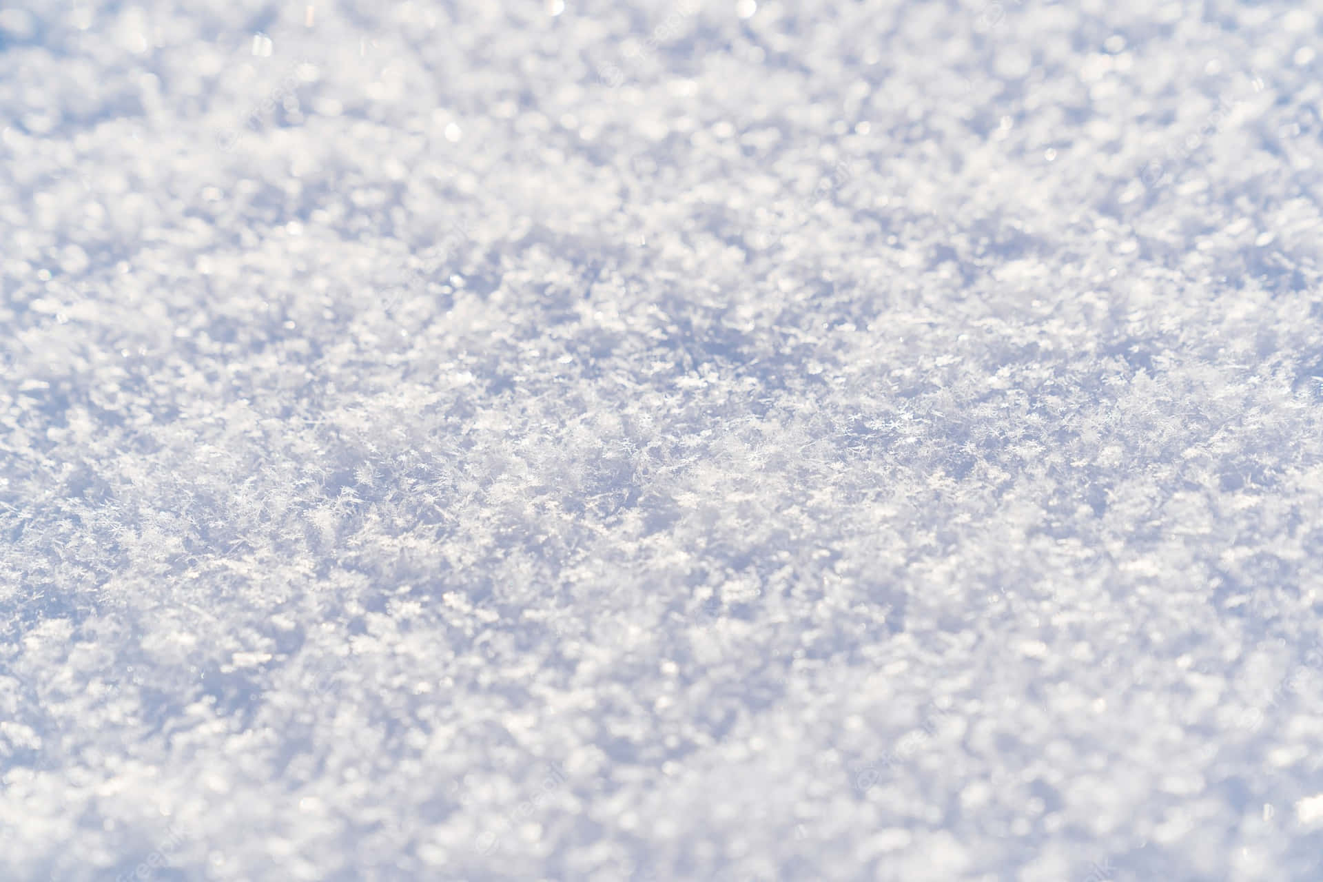 特寫鏡頭：地面上的雪晶，帶有柔和的藍白色調。