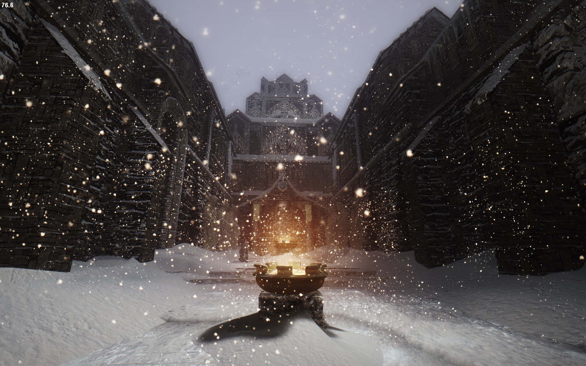 Skyrim Windhelm 桌布 壁紙 — 白雪覆蓋一條狹窄的石頭小巷，通往黑暗的中世紀堡壘中一個發光的門口，雪花飄落。