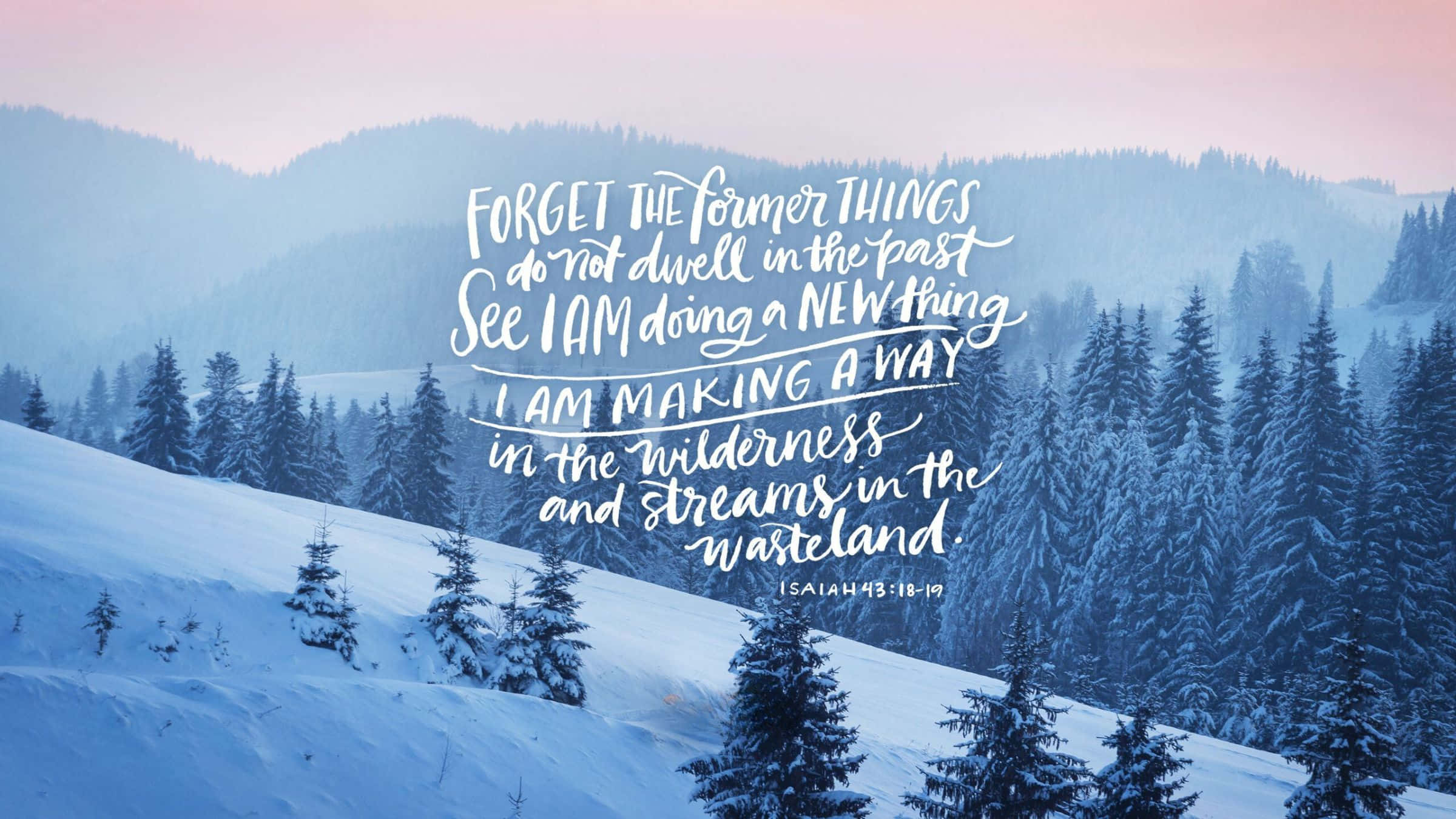 Bible Verse Desktop 桌布 壁紙 — 白雪覆蓋常青樹和起伏的山丘，在柔和的粉紅色和藍色黎明天空下，疊加著鼓舞人心的經文。