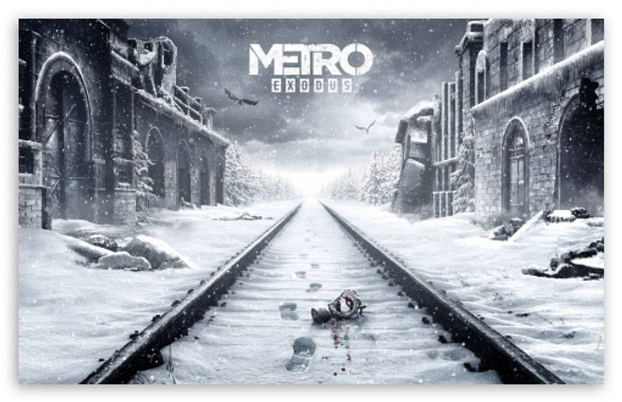 遊戲 桌布 壁紙 — 白雪覆蓋廢棄的火車軌道，在風暴天空下延伸向一座廢墟城市。