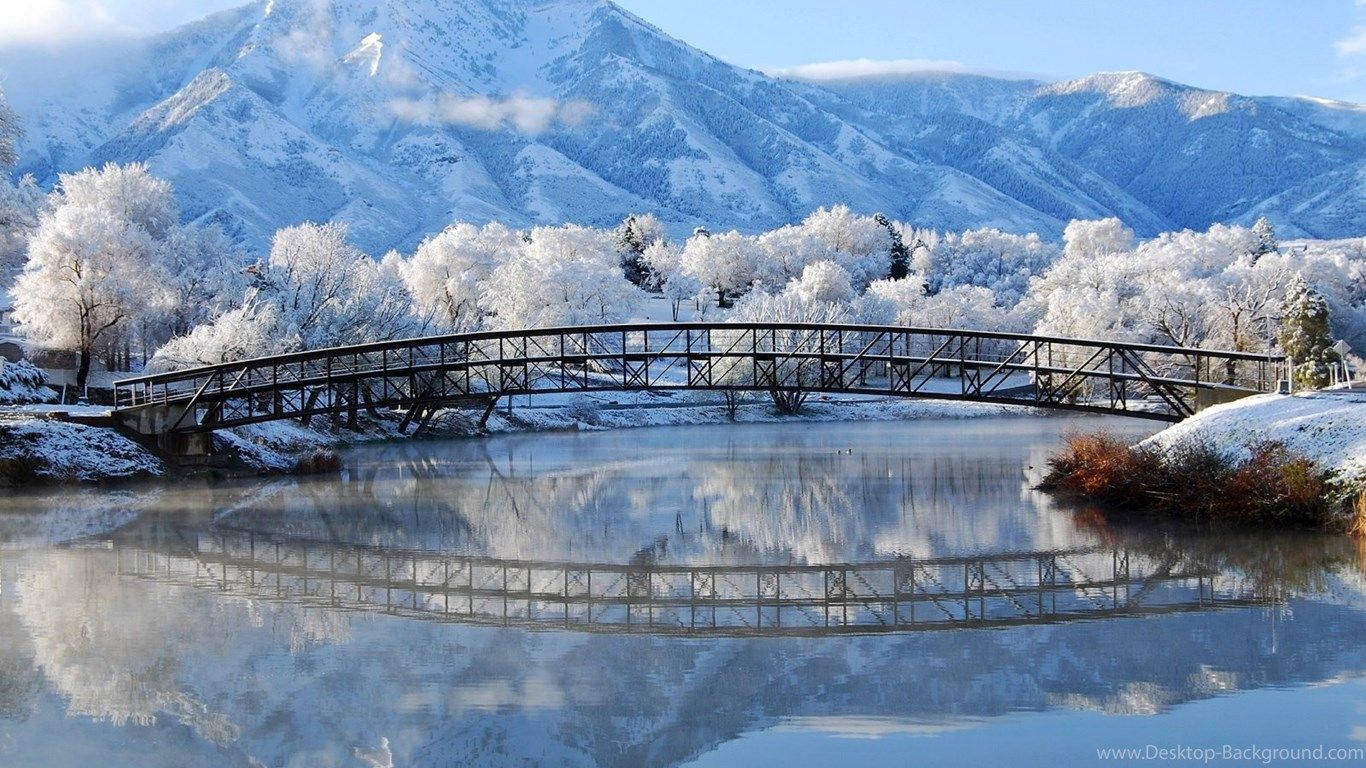 冬季河流上的雪橋與山脈倒影
