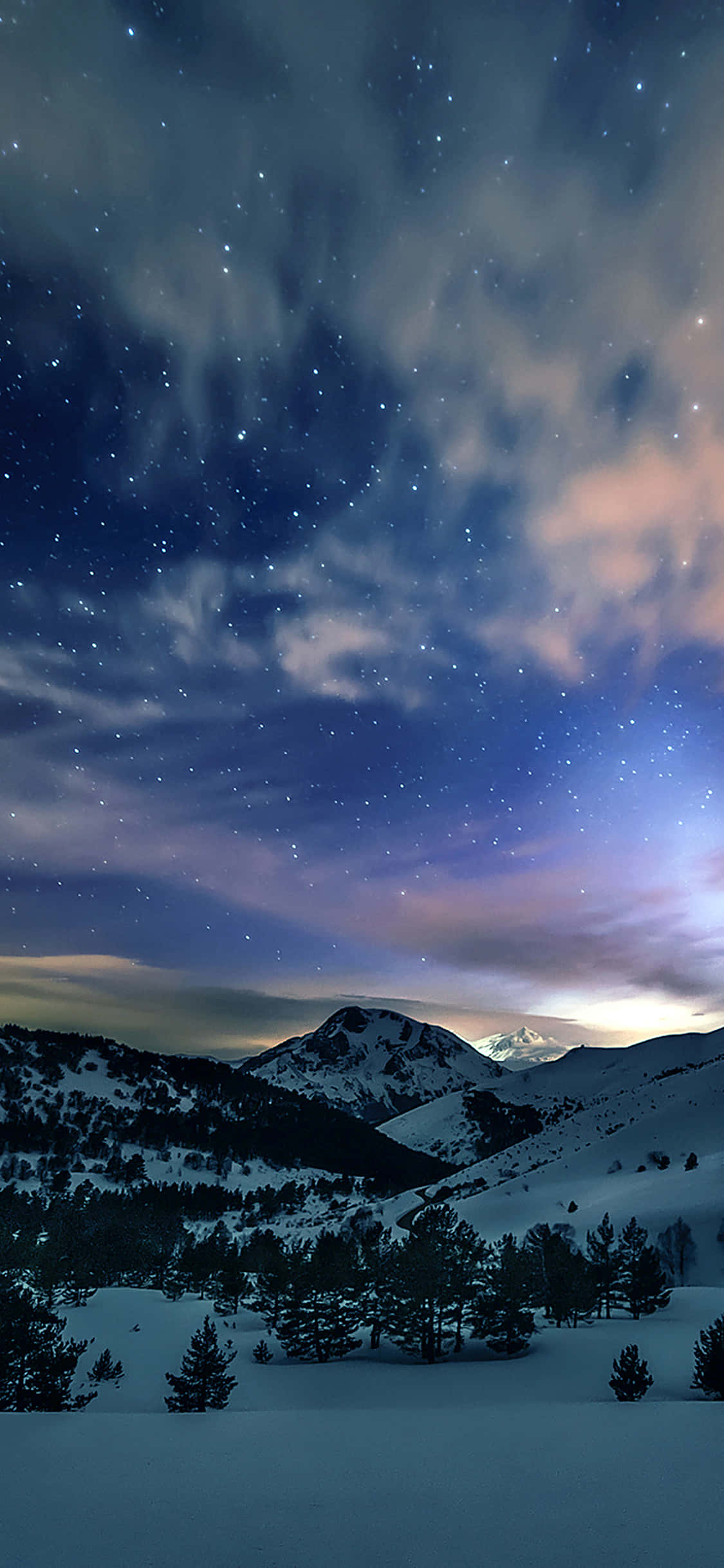 iPhone X Nature 桌布 壁紙 — 白雪覆蓋的山峰，在星光燦爛的暮色天空下，伴隨著柔和粉紅與藍色的雲彩。