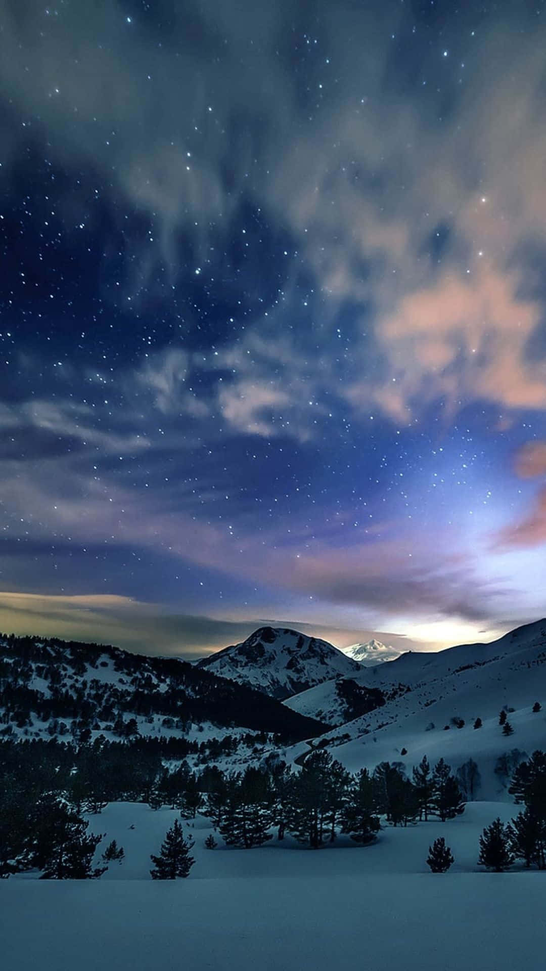 iPhone 8 Plus 桌布 壁紙 — 白雪覆蓋的山峰，在繁星點點的夜空下，伴隨著柔和粉紅與藍色的雲彩。