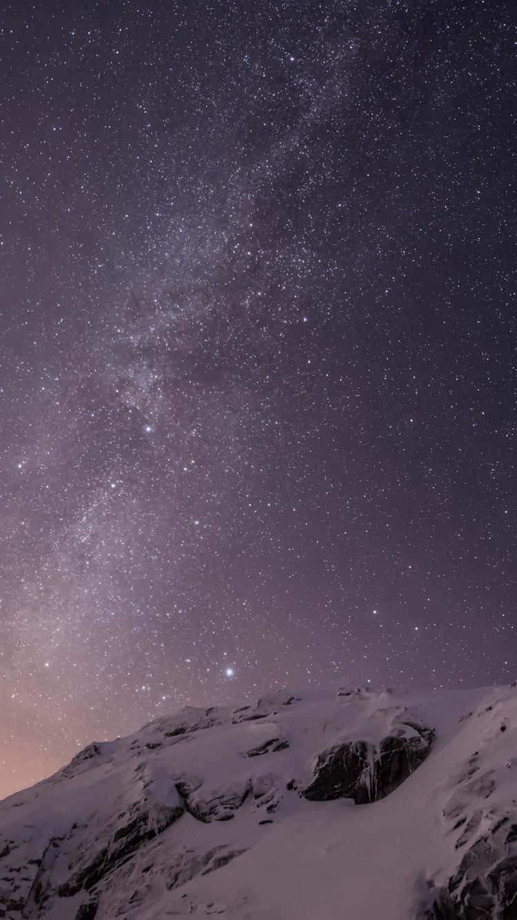 iPhone 6s 桌布 壁紙 — 白雪覆蓋的山峰仰望令人驚嘆的星空夜空，充滿了銀河系發光的塵埃。