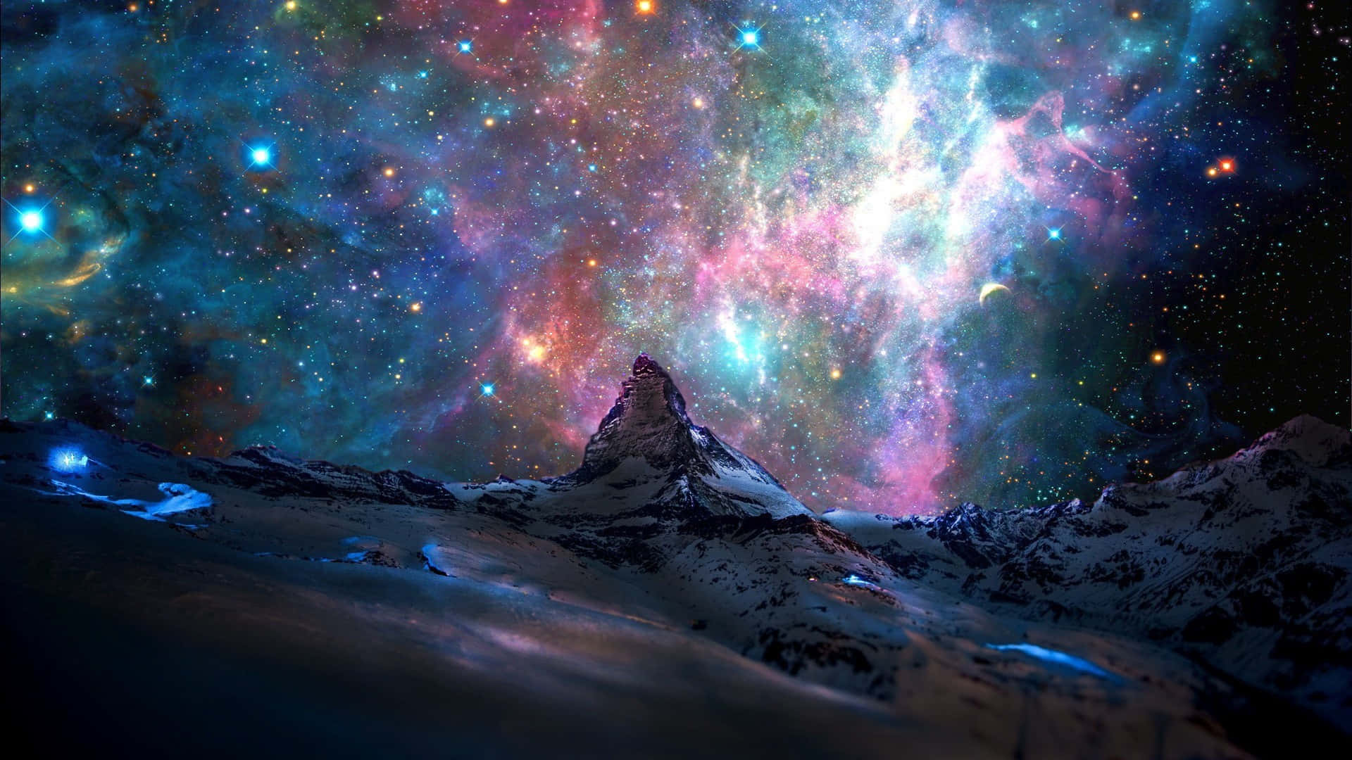 Colorful Space 桌布 壁紙 — 白雪覆蓋的山峰在充滿閃爍星星和旋轉星系的生動宇宙星雲下聳立。