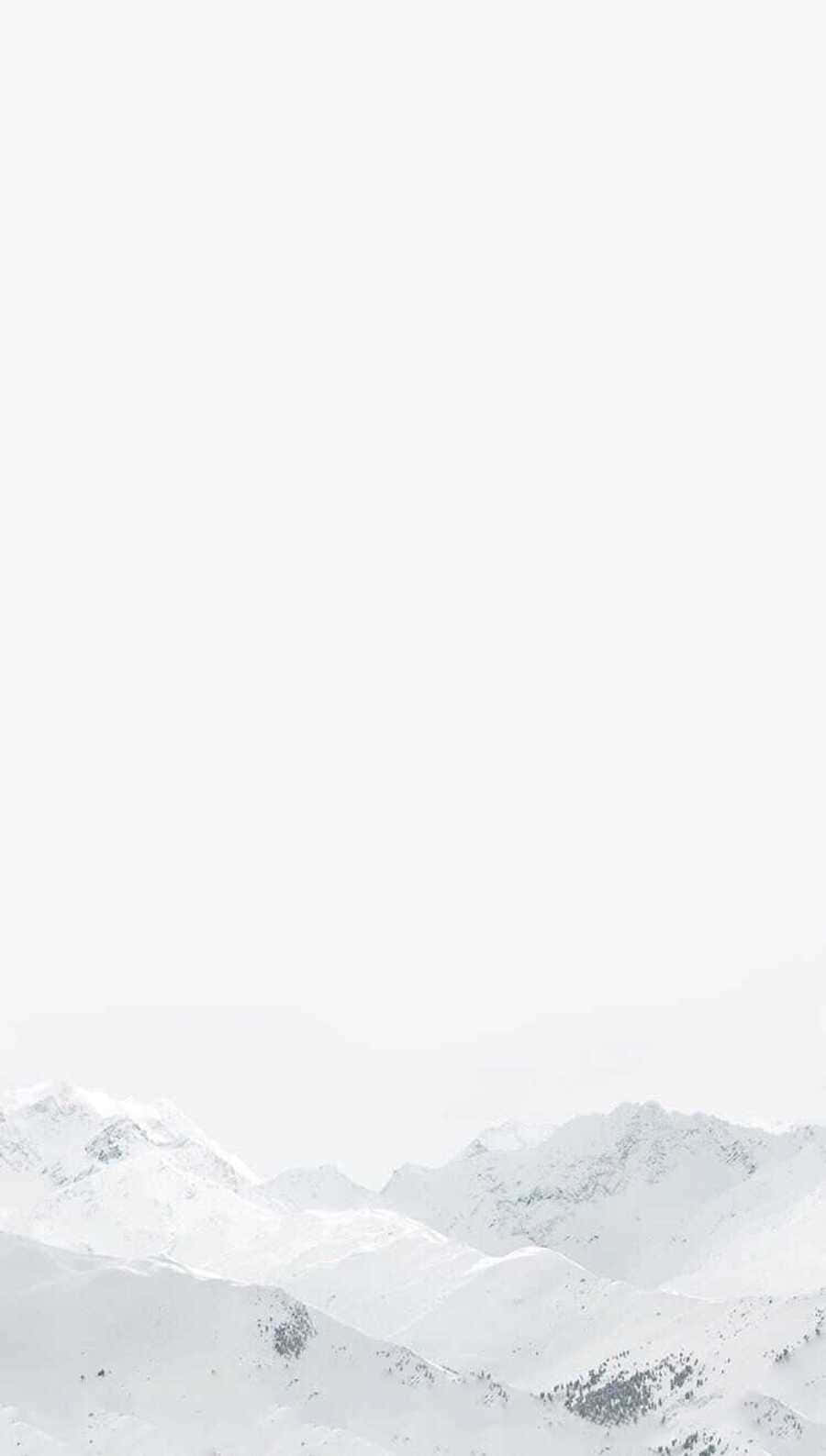 Cute Winter Aesthetic 桌布 壁紙 — 白雪覆蓋的山峰在極簡冬季風景中逐漸融入朦朧的白色天空。