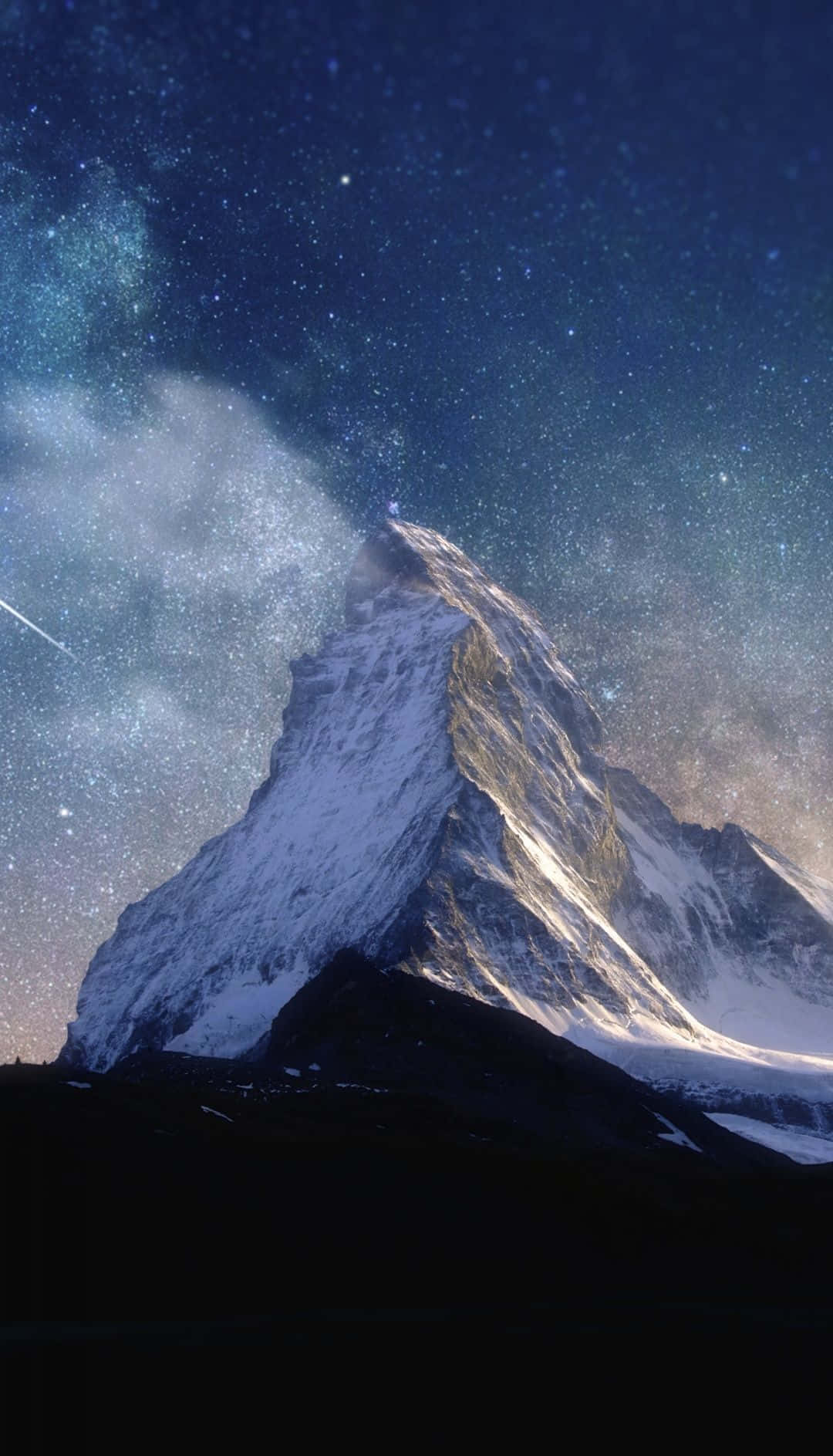 Smartphone 桌布 壁紙 — 白雪覆蓋的山峰在繁星點點的夜空下升起，可見銀河和流星。