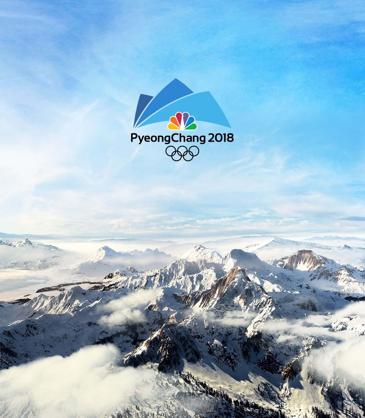 Winter Games 桌布 壁紙 — 白雪覆蓋的山峰穿過雲層，在明亮的藍天下疊加了平昌2018奧運會標誌。