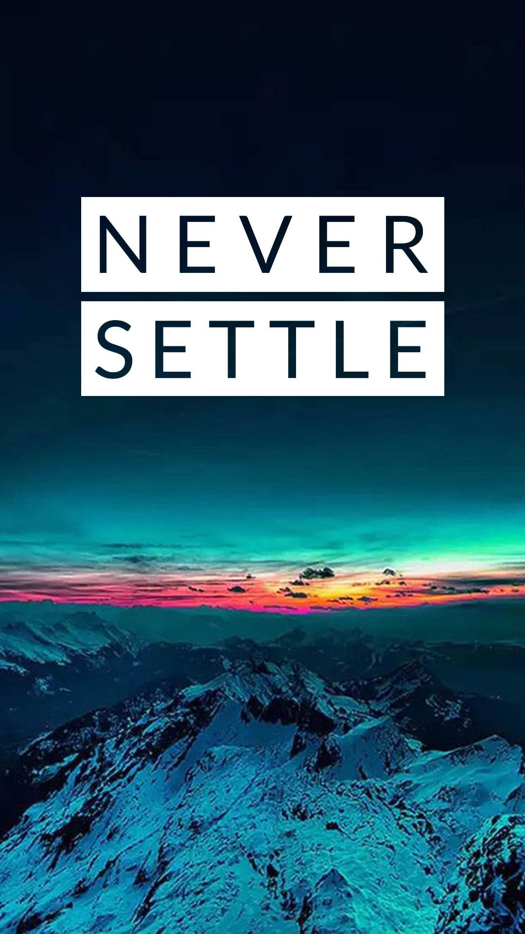 語錄 桌布 壁紙 — 白雪覆蓋的山脈在 vibrant 的日落天空下，疊加粗體文字 never settle。