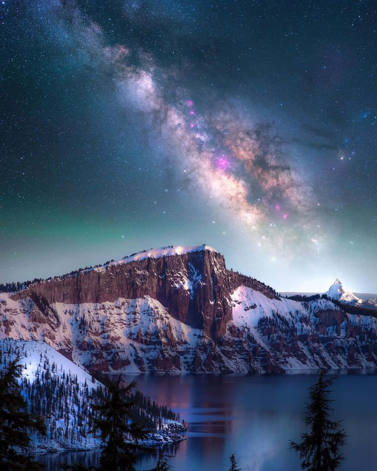 Otherworldly 桌布 壁紙 — 白雪覆蓋的山脈在璀璨的銀河拱橋下倒映，銀河橫跨繁星點點的夜空。