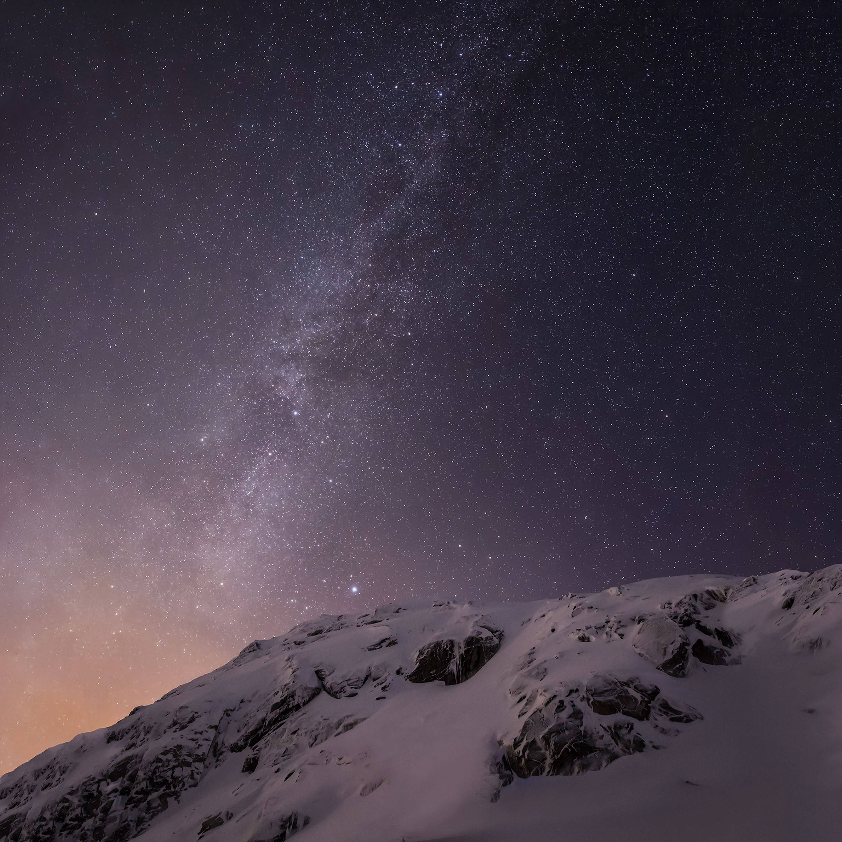 photography 桌布 壁紙 — 白雪覆蓋的山脊，在暮色中，燦爛星空下，銀河拱橋般橫跨天際。